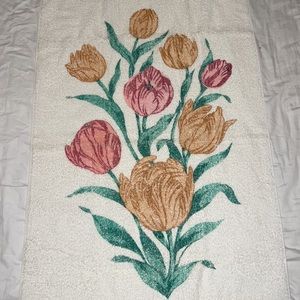 NWOT extremely cute bath towel with flower